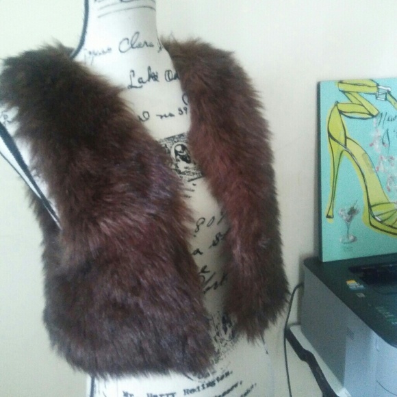 🍓NWT Faux Fur Crop Vest SZ S - Picture 2 of 6